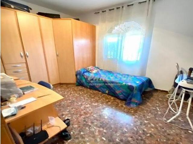 ZONA LA BARQUERA Parcela de terreno de 1250 m2 con casa de 150 m2 con piscina y nave de 400m2