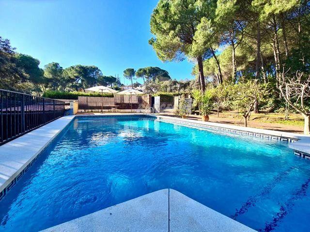 ZONA LAS JARAS HIPOTECABLE. Parcela de unos 1090 m2 con casa y piscina