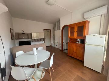 Zona Libertà/Petrarca, precisamente in via Notarbartolo, proponiamo in affitto un ampio monolocale di 35 mq posto al sesto piano di un edificio con servizio di portierato e ascensore.L'immobile si presenta in ottimo stato completamente arredato e climatiz