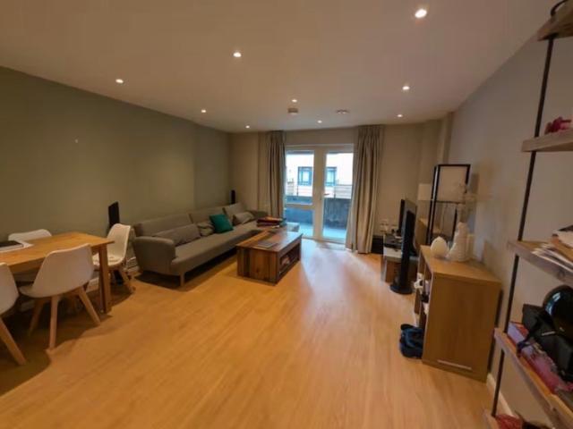 Zone 1 Canalside Flat. 2 bed + 2 bath in Angel