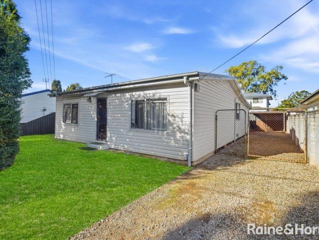 Zoned R3 Convenient South St Marys Living