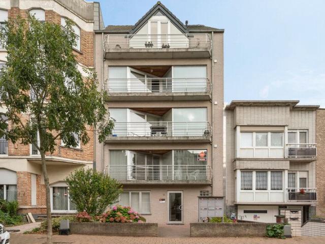 Zonnig appartement met 2 slaapkamers en volledig ingerich.