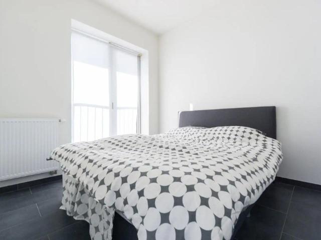 Zonnig en gemeubeld appartement met terras en autostaanplaats