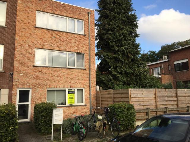 Zonnig en instapklaar GLV appartement met 2 slks en tuin
