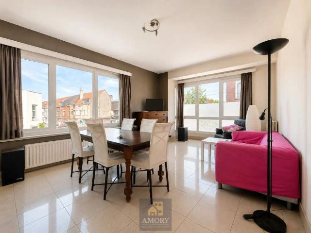 Zonnig hoek appartement met 2 ruime slaapkamers!