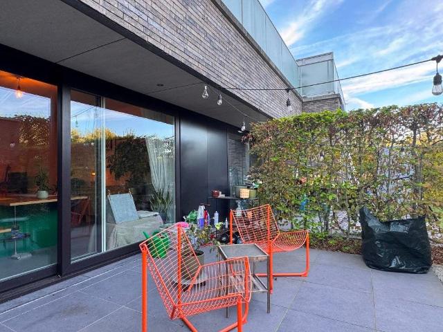 Zonnig tweeslaapkamerappartement met tuin en autostaanpla.