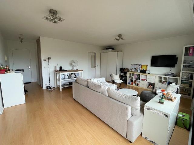Zonnige studio met terras en kelder