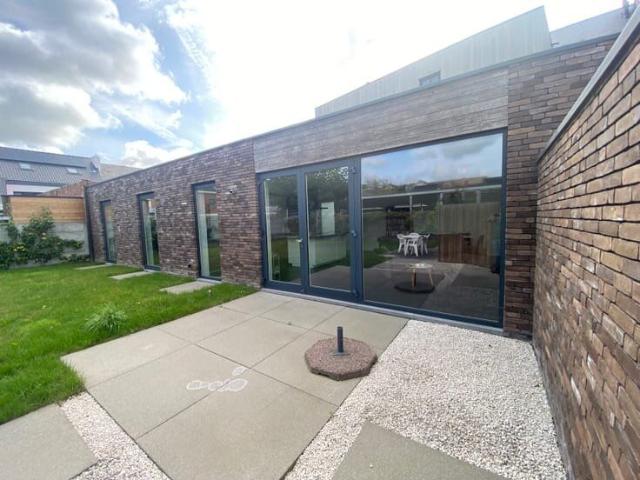 zonnige woning met onderhoudsvriendelijke tuin