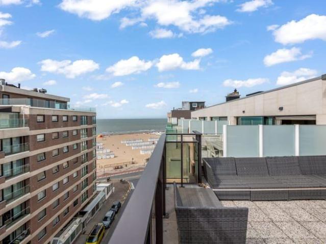 Zonovergoten penthouse met royale terrassen, zeezicht en zic