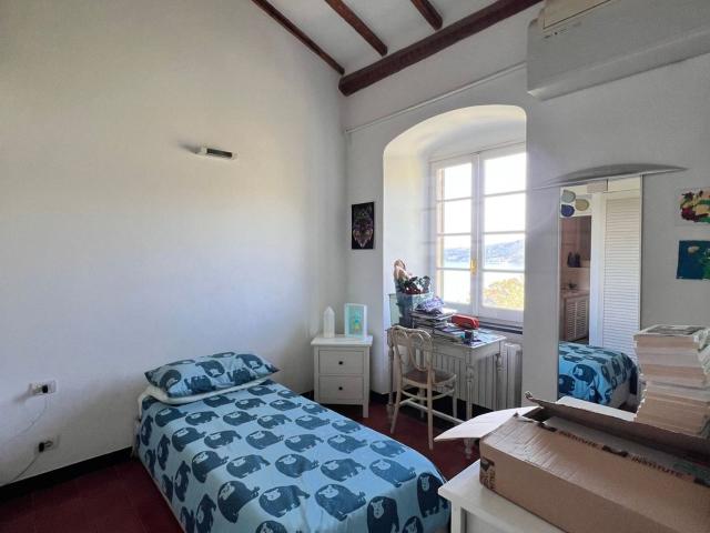 Zoagli: Cornice per Sant'Ambrogio proponiamo in esclusiva, in piccolo contesto di soli tre appartamenti splendido appartamento su due livelli con vista mare, immerso nella tranquillità e dotato di giardino privato e posto auto, in locazione contratto 4+4