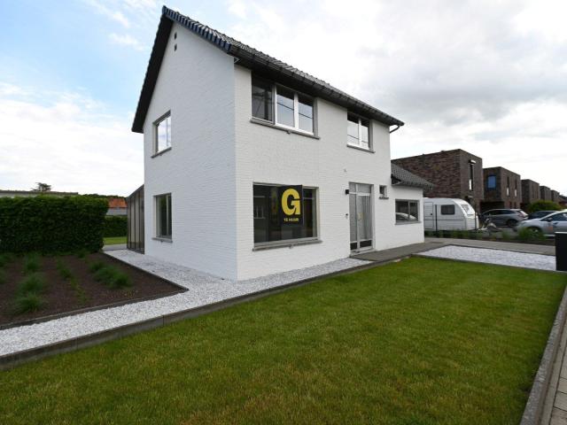Zorgvuldig gerenoveerde vrijstaande woning met veranda en l