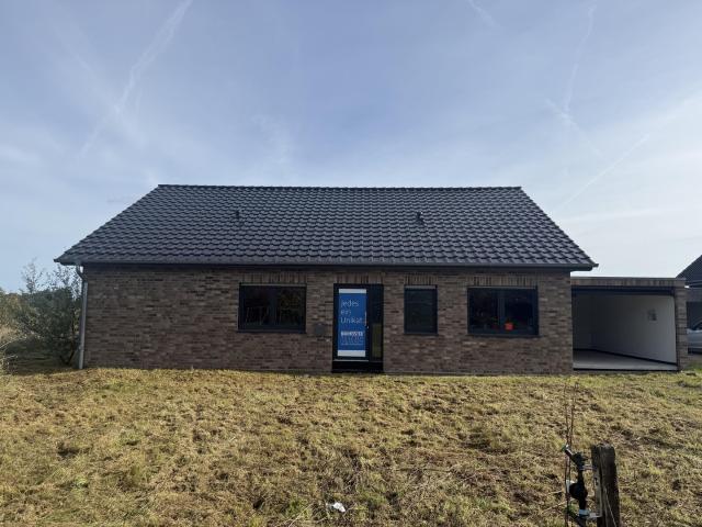 Zwangsversteigerung: Neubau mit geschlossener Hülle, Dach, Fenstern und Garage