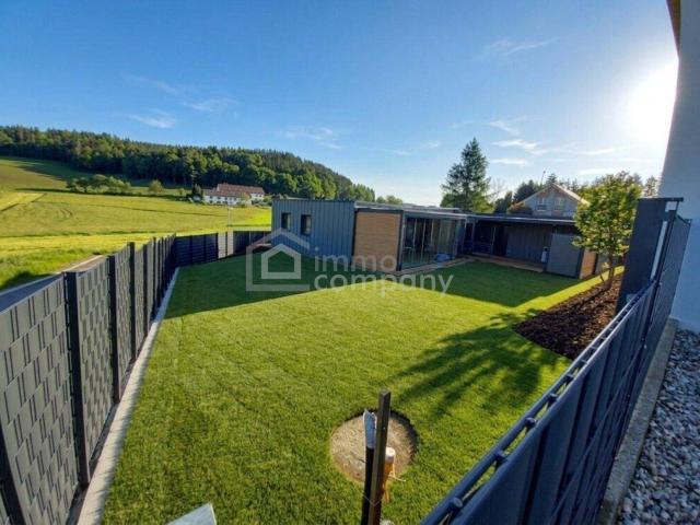 Zwei moderne Wohneinheiten mit Badeteich Blick: ideal für zwei Familien
