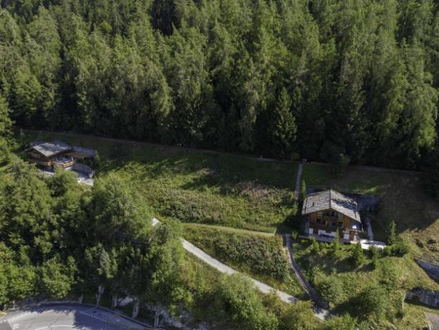 Zwei Baugrundstücke, frei von Mandat mit Zugang zum Bisse