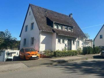 Zwei Doppelhaushälften mit 3 Wohneinheiten auf einem Grundstück.
