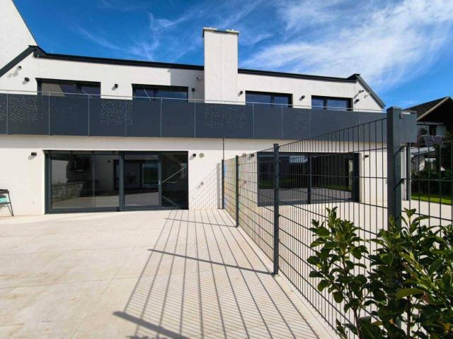 Zwei edle Doppelhaushälften zu vermieten: mit Poolhalle oder mit Sauna + Fitnessraum!