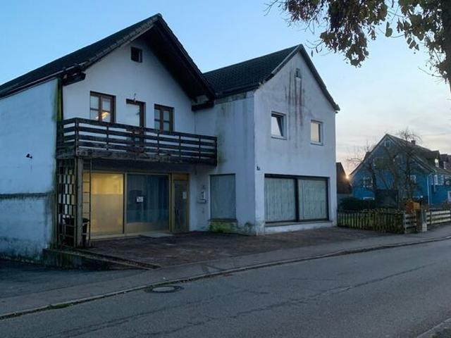 Zwei Einfamilienhäuser mit viel Platz im Zentrum von 84085 Langquaid