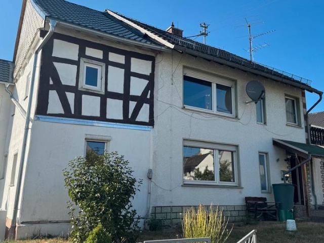 Zwei Einfamilienhäuser mit zusätzlicher Garage