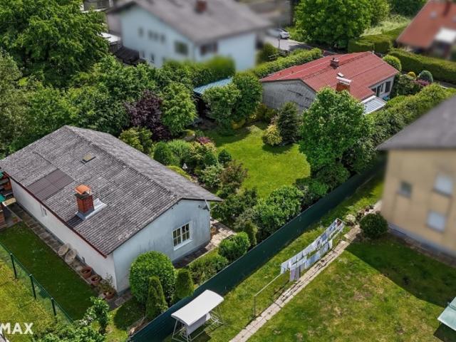Zwei Einfamilienhäuser auf großzügigem Grundstück in sonniger Lage