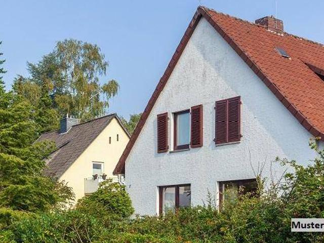 Zwei Einfamilienhäuser, davon eines mit Einliegerwohnung