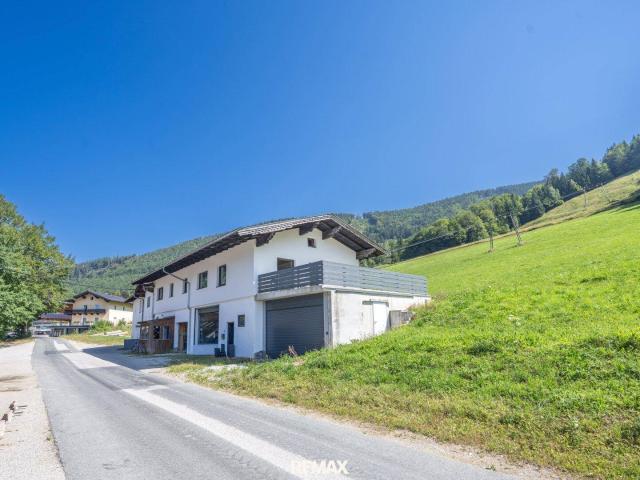 Zwei Epochen. Großzügiges Einfamilienhaus mit Altbestand in der Faistenau