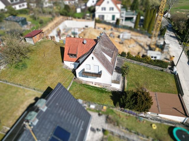 Zwei Familien. Ein Zuhause. Ihre Zukunft. Sanierungsbedürftiges Zweifamilienhaus in Neusäß/ Schlipsheim