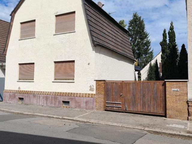 Zwei Familienhaus mit einem Badezimmer, Garten und verschiedenen