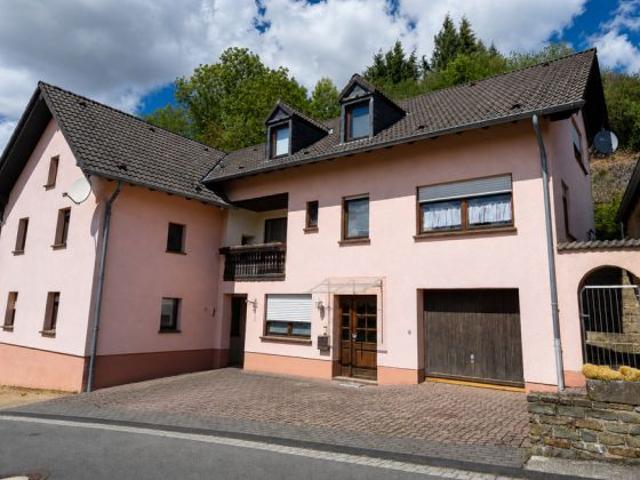 Wohnhaus mit zusätzlichem Ausbauhaus, 2 Garagen, Fernblick und 1.385 m² Grundstück – in Plütscheid