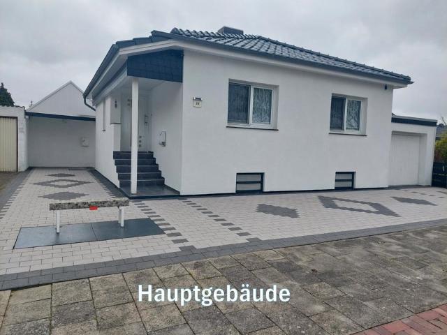 Zwei freistehende Einfamilienhäuser in Buschkämpen, privat