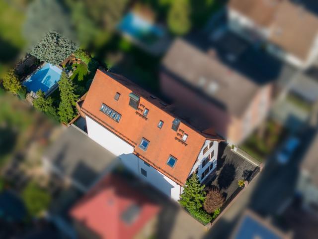Zwei große Häuser sehr guter Zustand im Doppelhaus Stil mit Tageslichtbädern und einladendem Pool