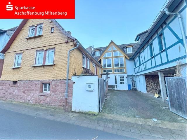 Zwei Häuser und eine Wohnung!