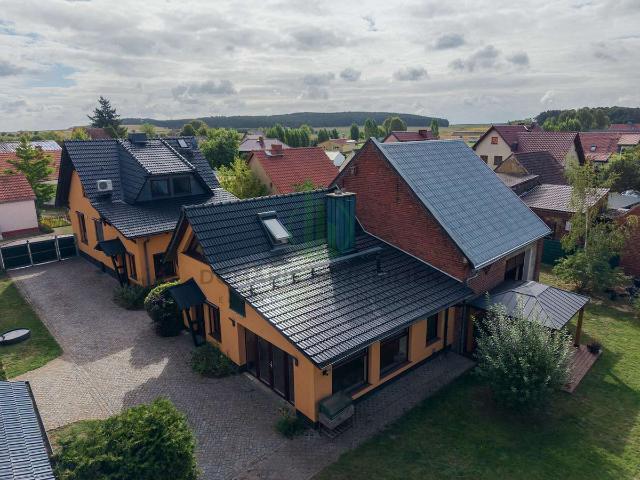 Zwei Häuser, viel Platz & große Halle: Familienanwesen auf ca. 993 m² in Nennhausen