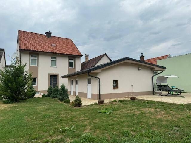 Zwei Häuser, ein Preis großzügiger Wohnraum für bis zu drei Familien