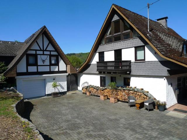 Zwei Häuser mit traumhaftem Garten