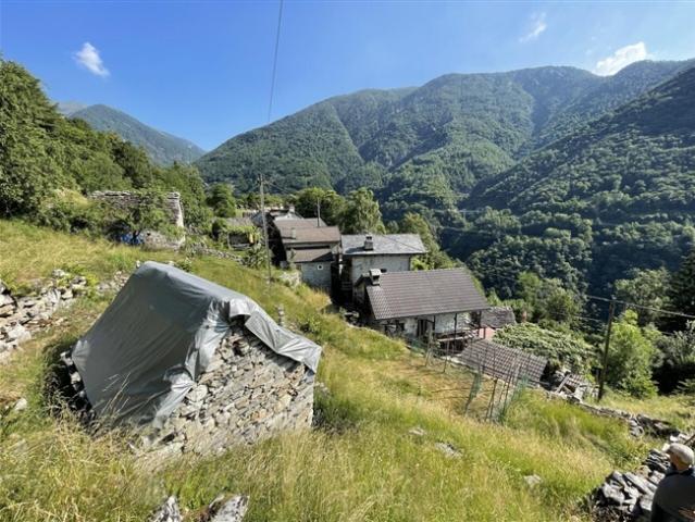 Zwei Rustico zum Ausbauen mit Grundstück an sehr sonniger Lage / zwei Rustici zu renovieren mit Grundstück in sehr sonniger Lage