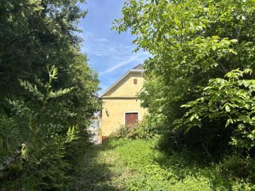 Zwei stark renovierungsbedürftige Häuser mit Garten und Garage in Mehrparteienhof in Rechnitz