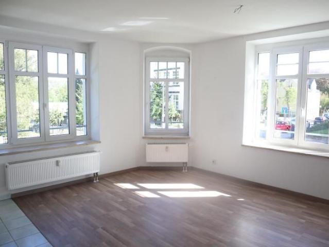 Zwei schöne Räume mit Einbauküche und Balkon !