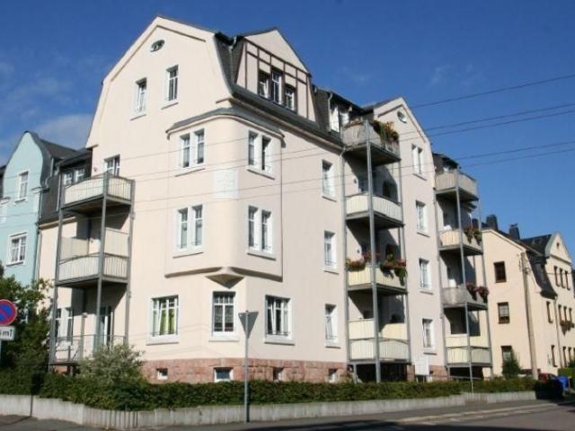 Zwei schöne Räume mit Einbauküche und Balkon !