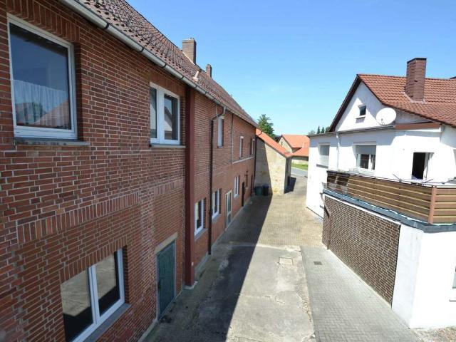 Zwei und Dreifamilienhaus mit Gewerbeeinheit und Doppelgarage sowie Nebengebäude in 31020 Wallensen