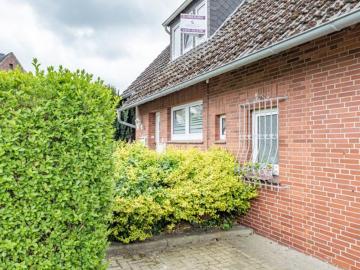 Naturnah wohnen: Zweifamilienhaus mit viel Platz und großem Gestaltungsspielraum