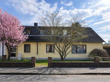 Zwei Wohnwelten großzügiges Zweifamilienhaus mit Garten