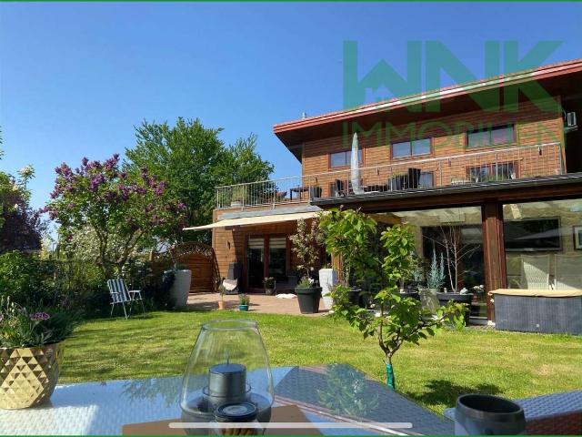 Zwei Wohneinheiten, 70 m² Dachterrasse und 5.607 m² Grundstück bei Cuxhaven