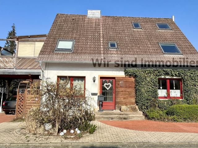 Zwei Wohneinheiten und Praxisräume im Anbau