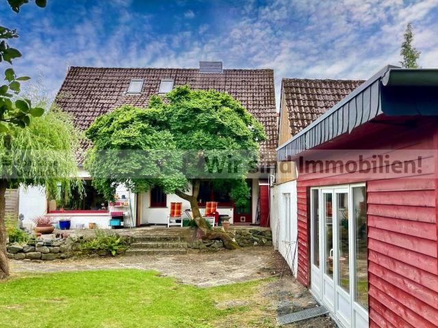 Zwei Wohneinheiten und Praxisräume im Anbau