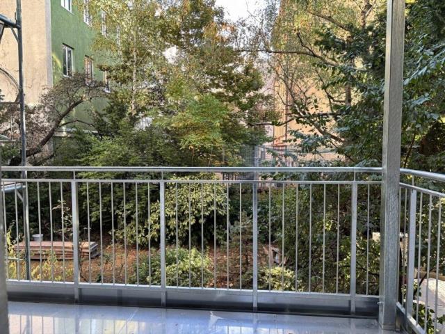 Zwei zusammenlegbare Wohnungen in bester Lage der Josefstadt + Balkone!