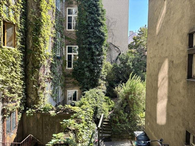 Zwei zusammenlegbare Wohnungen in bester Lage der Josefstadt + Balkone!