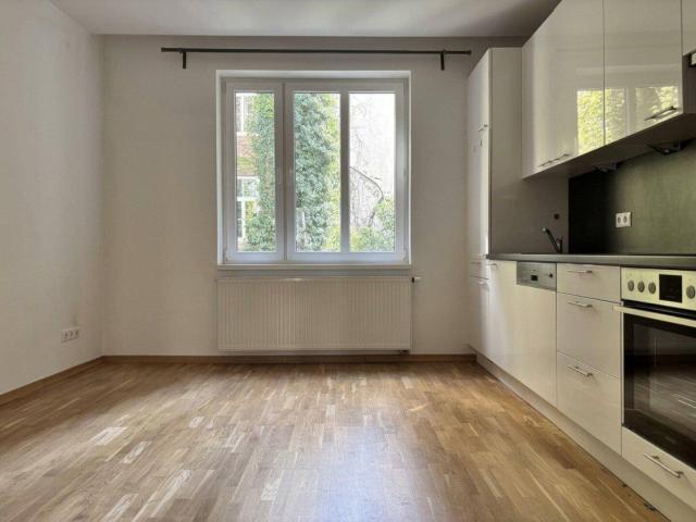 Zwei zusammenlegbare Wohnungen in bester Lage der Josefstadt + Balkone!