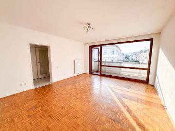 Zwei Zimmer Wohnung mit Loggia zu verkaufen! Nähe Dresdner Straße U Bahn!