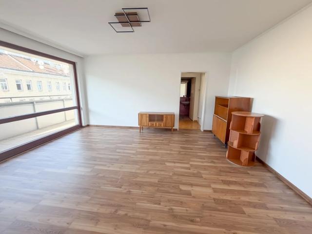 Zwei Zimmer Wohnung mit Loggia zu vermieten! Nähe Dresdner Straße U Bahn!