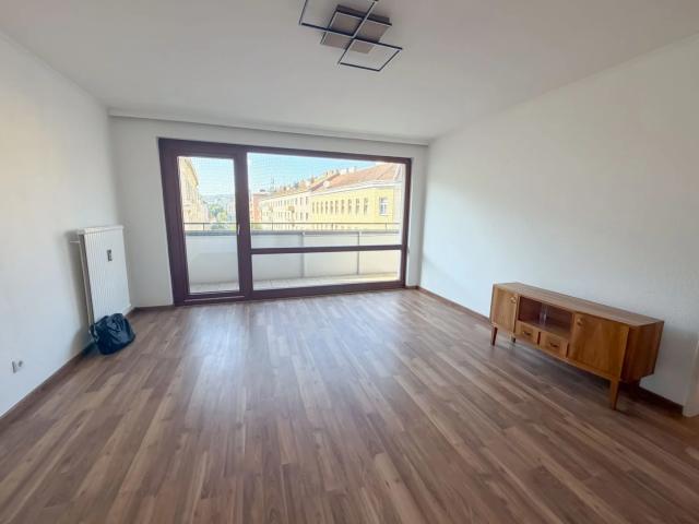 Zwei Zimmer Wohnung mit Loggia zu vermieten! Nähe Dresdner Straße U Bahn!